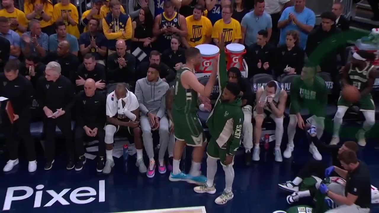 谈球吧体育app下载此前被NBA停薪禁赛4场！两名步行者球迷起诉去年用球砸人的贝弗利