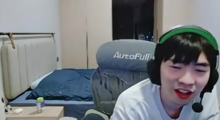 谈球吧官网登录入口怀疑自己🤔Cryin问队友：目前来看我和Leyan谁水分更大一些啊？