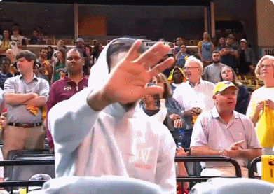 谈球吧官网登录入口😭别拍了！莫兰特闷闷不乐😢抬手遮挡凑近的镜头