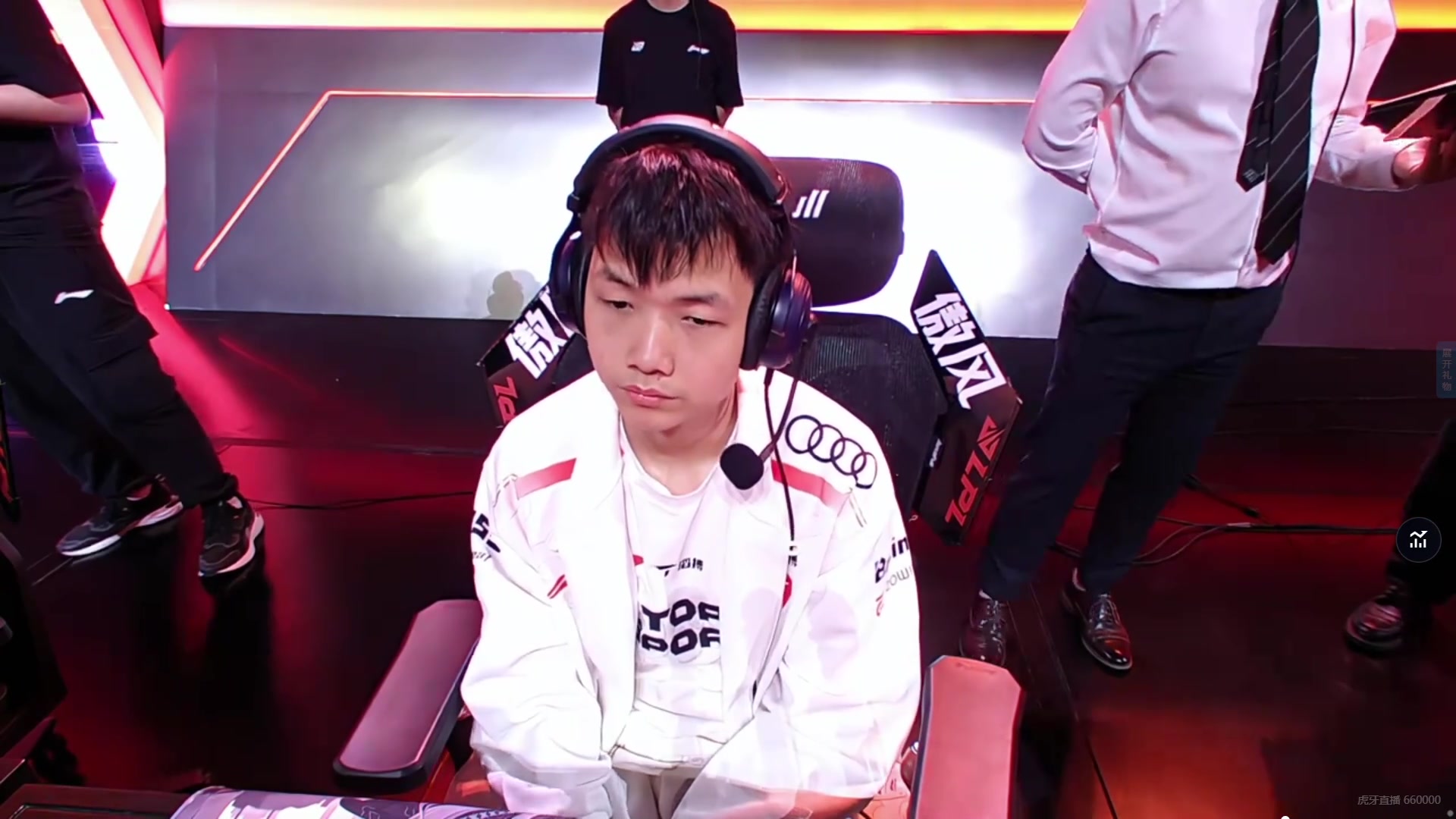 谈球吧官网登录入口草台班子！369选择重复英雄致重开 而王多多连犯两次口播错误误导观众