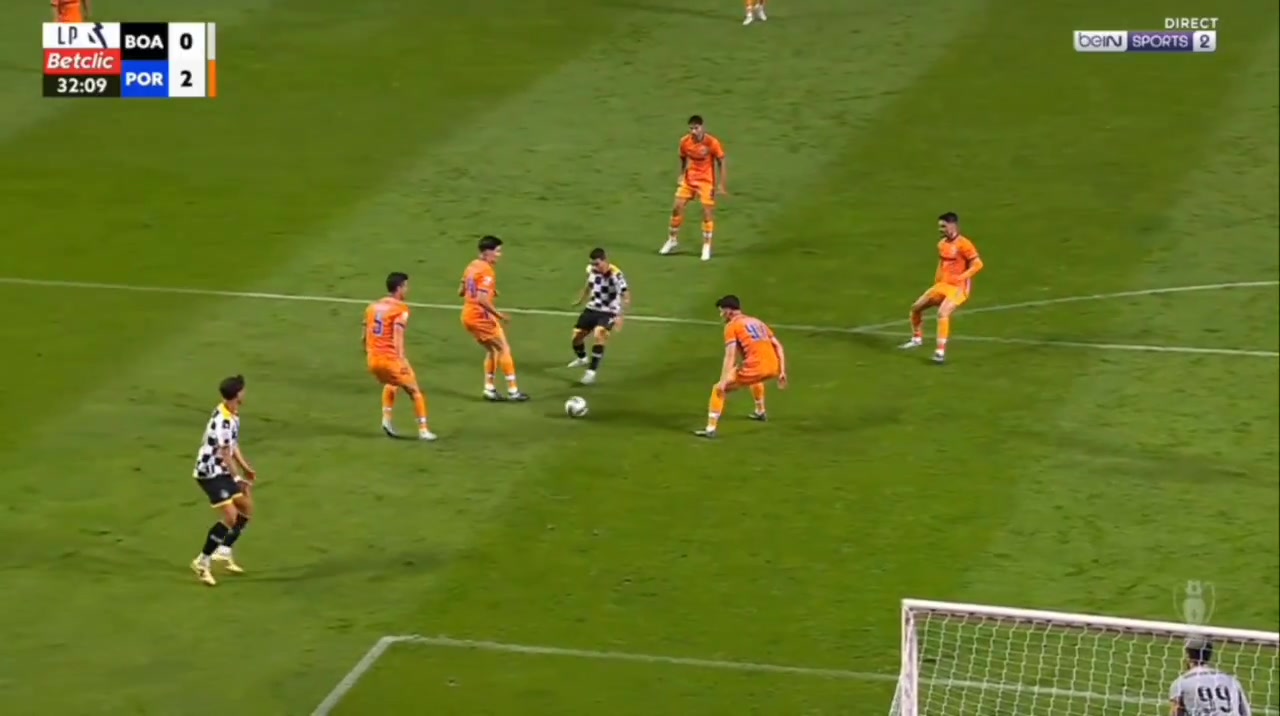 谈球吧官网登录入口离谱🤣波尔图球员抬手指挥队友解围，后者将球踢到他手臂上送点