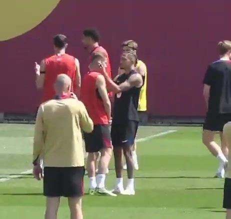 谈球吧体育app下载神秘仪式🤣拉菲尼亚对费尔明扭扭耳朵、按摩太阳穴、拍拍脖子