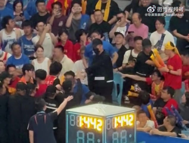 谈球吧体育app官网看球需冷静！北京广厦两队球迷发生冲突被安保人员及时制止