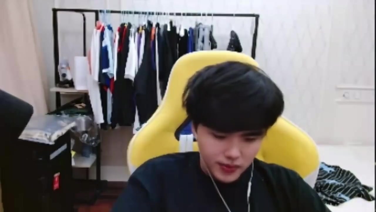 谈球吧体育app官网吃馒头了！Lwx：打全神班直接跪下，看阳杰（care）被全神班暴打