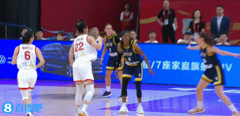 谈球吧防不了一点！张子宇内线要位高举高打 顶着两名防守人打成2+0！